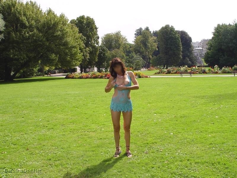 carolineose dans un parc
