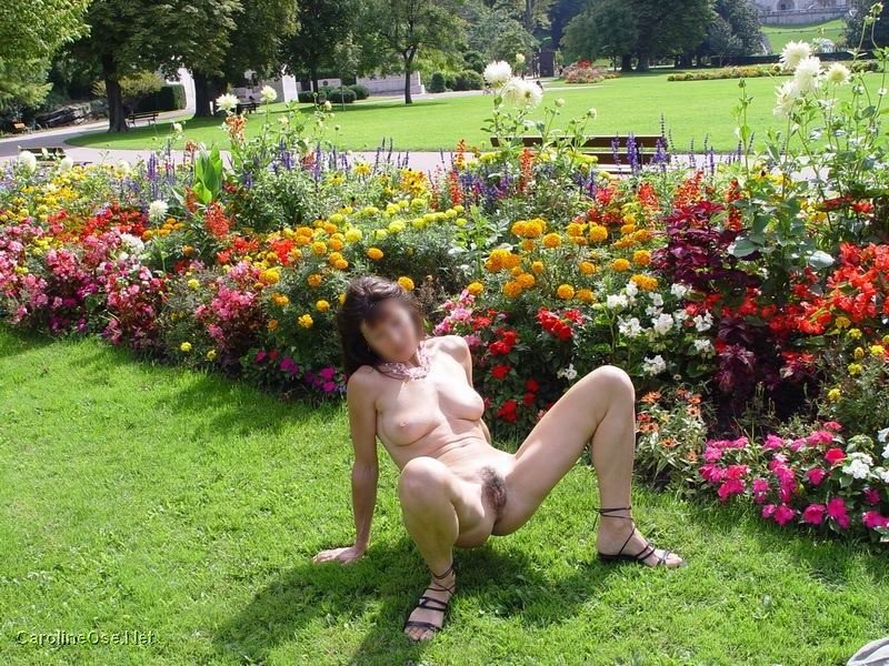carolineose ecarte les cuisses