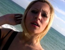 11043 - Une jeune blonde nue sur la plage