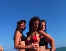 15845 - Trio lesbien de chaudasses brunes sur une plage
