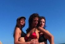 26873 210x142 - Trois lesbiennes se tapent une partouze sur la plage