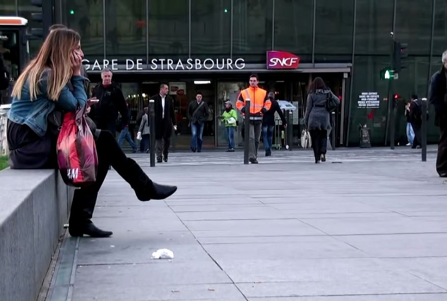 1423 1 - Une brune timide et bandante baise avec son copain dans l'appartement