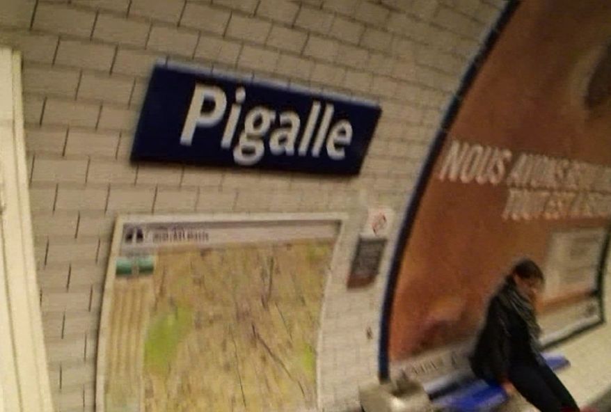 2420 1 - Du sexe dans une chambre hôtel à Pigalle