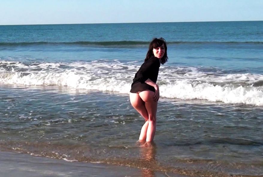 3529 1 - Une vendeuse coquine de 18 ans Carcassonne s'exhibe sur la plage