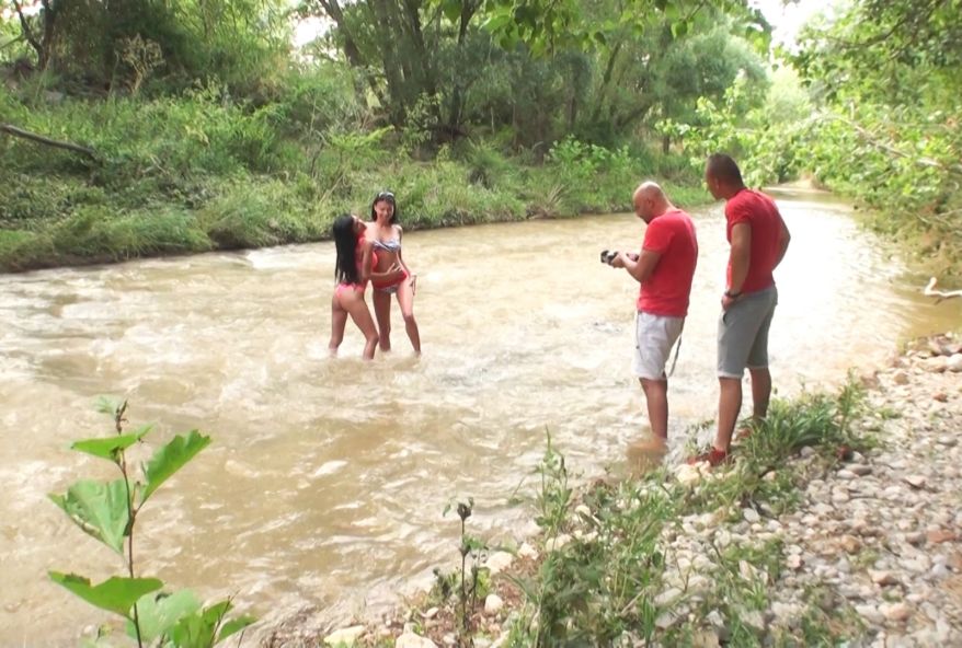 4081 1 - Femmes nues au bord de l'eau