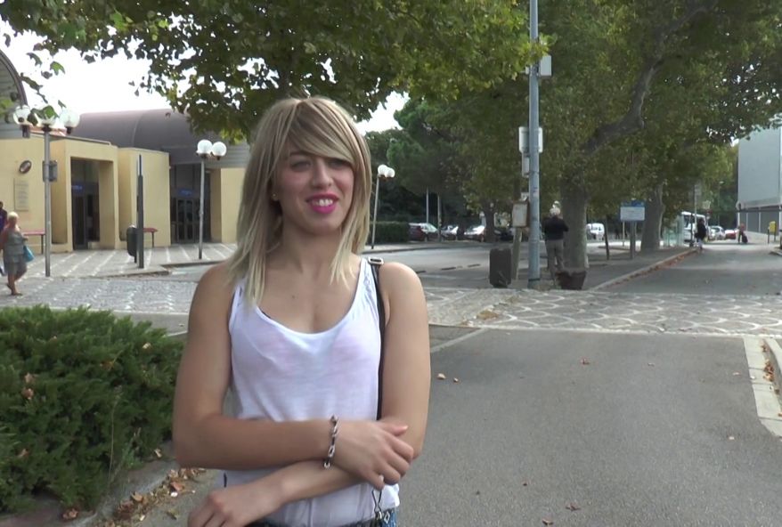 4201 1 - Une étudiante sexy de Arles baise avec le chef de gare