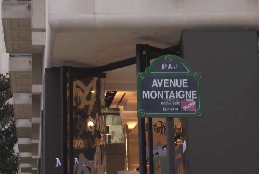 4349 1 - Une vendeuse sexy baise avec un client dans l'arrière boutique